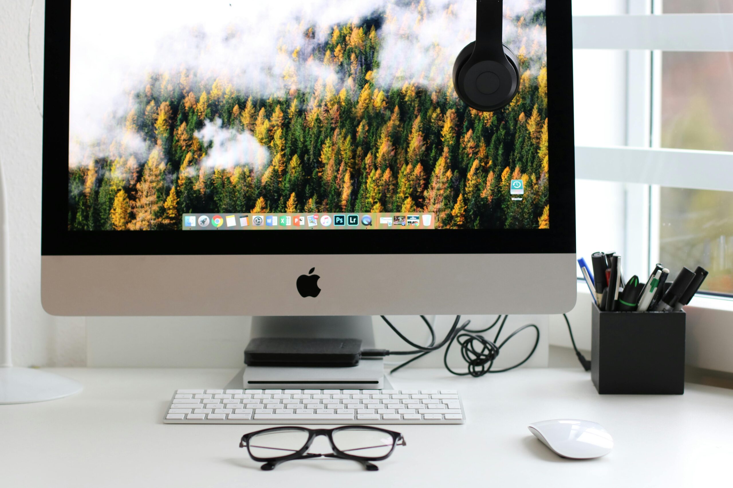 Free Stylish home office workspace featuring a computer setup with accessories. Stock Photo https://www.pexels.com/photo/turned-on-silver-imac-with-might-mouse-and-keyboard-930530/