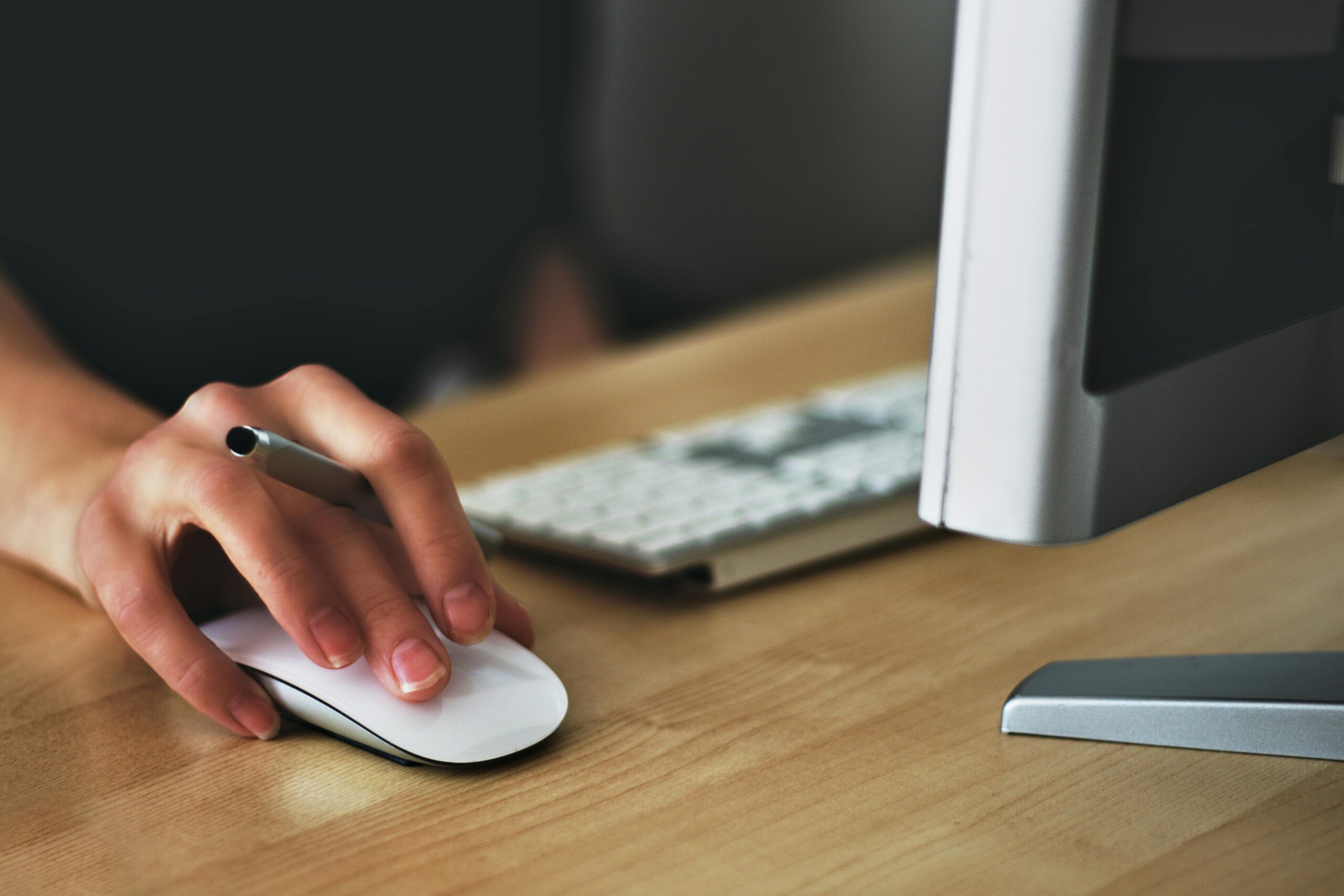 Free A hand using a wireless mouse at a modern desk setup with a computer and keyboard. Stock Photo https://www.pexels.com/photo/person-holding-apple-magic-mouse-392018/